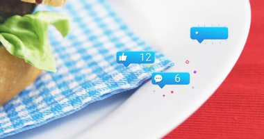 Boş mavi baloncuklar sosyal baloncukları tetiklerken Hamburger ortaya giriyor, vızıldıyor. Sandviç, tabak, tabak altlığı, peçete, gingham, masa üstü, düz yatak