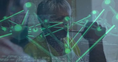 Üst düzey kadın kaşığı erkek kadehi olarak tadıyor, yeşil kaşık verilerini incelerken yiyecekleri test ediyor. Mutfak, partnerler, yaşlılar, tatlar, sıcaklık, önlük.