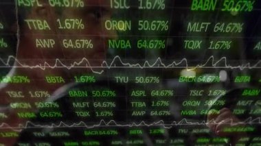 Tüccar canlı yayın olarak cam ekranı eğip yeşil işaretli% dalgalanma izleme pazarlarını güncelliyor. Yansıma, monitörler, veri, grafikler, analitik, finans, ofis