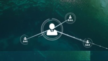 Merkezi kullanıcı simgesi bir kez titreşiyor, düğümlere satırlar gönderiyor ve halka vurgu bağlantıları kuruyor. Ağ, bağlantı, daireler, dijital, soyut, işbirliği, kurumsal