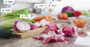 Sosyal rozetler yarım soğan üzerinde beliriyor, patlıyor, kümeleniyor, sönüyor, sürükleniyor, nişan gösteriyor. Mutfak, sebze, salatalık, marul, havuç, biber, kesme tahtası.