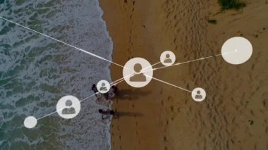 Sahilde sörf yapan arkadaşlar, avatar görünümü ve teknoloji tanıtımı için bağlantı düğümleri. Hava, tepeden tırnağa, kıyı şeridi, okyanus, dalga, ayak izi, gölgeler.