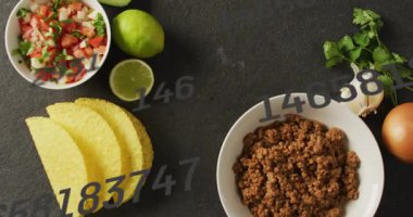 Başlangıç sayıları çapraz olarak kayıyor ve et miktarlarını göstererek düz katman bileşenlerinin üzerinden kayboluyor. Genel giderler, sığır eti, taco, yazı tahtası, kişniş, kireç