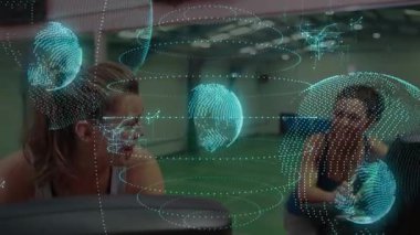 Sağ kadın tıkırtı cihazı, spor salonunda gülümseyen bir kadın ve yüzlerinde AR küresi var. Fitness, antrenman, arkadaşlık, atletik, turkuaz, holografik, üst üste