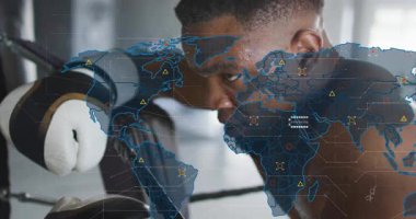 Erkek boksör boks ringinde eldivenlerle eğiliyor, kamerayı yakın tutarken gözlerini kaldırıyor, harita yoğunlaşıyor. Sporcu, odak, ter, spor, üst üste, veri, altıgen