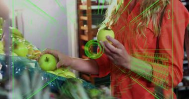 Kadın müşteri tepsiye uzanıp yeşil HUD 'ye yol açarken elmaların kalitesini kontrol ediyor. Kadın, market, portakal, bluz, koridor, meyve, üst üste