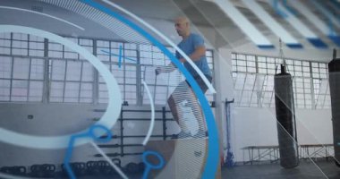 Kararlı, kollarını sallayan ve plyo kutusundan atlayan bir adam, iniş, resetleme, mavi HUD formda görünüyor. Plyometrikler, spor salonu, atlet, kettlebell, güç, denge, dinamik