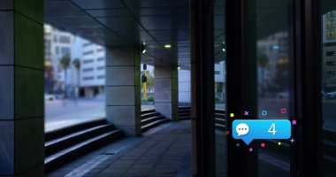 İlk mavi ping 'den sonra, bildiriler ortaya çıkıyor, istifleniyor, sosyal bağlılığı göstermek için sayıyor. Kabarcıklar, simgeler, kentsel, yürüyüş yolu, cam, cephe, sütunlar