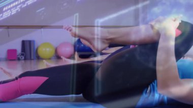 Beden eğitimi sınıfındaki kadınlar, sırayla dizlerini çekerek çekiyorlar. Abs, mekik, stüdyo, spor salonu, turkuaz, canlı, dinamik