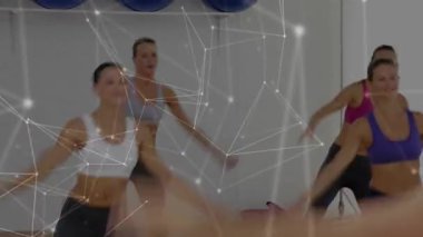 Koç kolları kaldırıyor, kadınlar vücut geliştirmek için yan kaldırışları kopyalıyor, ağ kaplamaları var. Eğitmen, katılımcılar, çalışma, stüdyo, spor salonu, denge, koordinasyon