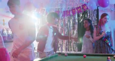 Gençler bilardo masasında toplanıp doğum günü partileri düzenliyor ve hediye paylaşımı telefonları kapanıyor. Parti, kutlama, arkadaşlar, balonlar, flamalar, fon, kuşak