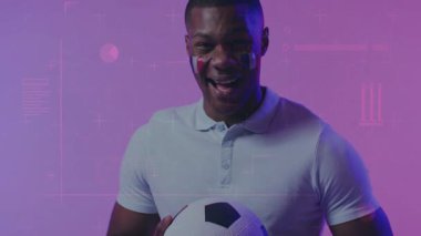 Zoomlayan kameraman topu indiriyor gülümsüyor boyalı yanakları gözler önüne seriyor HUD ile maçı destekliyor. Portre, stüdyo, gradyan, futbol, atletik, polo, ışıklandırma