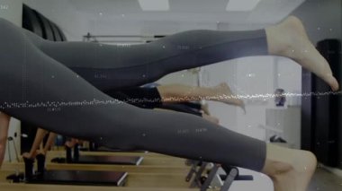 Pembe tankçı kadın, yenilikçi bacağını kaldırıyor ve pilates çekirdeğini gösteren dalga şeklini alıyor. Fitness, sınıf, stüdyo, senkronize, denge, istikrar, ekipman