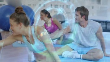 Öndeki kadın mavi paspaslara uzanıp bükerken açık mavi HUD yol gösterici formda görünüyor. Turkuaz, stüdyo, grup, gerinme, dönüş, istikrar, toplar