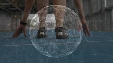 Spor için yarışan kadın sporcu mavi pist boyunca hızlanıyor, küre merkezli etkileşime girmiyor. Koşu, koşu, hız, zemin kat, koridor, kaplama, ağ