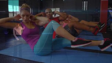 Vücut geliştirme kursunun koçu HUD kaplamasını yaparken mavi minderlerin üzerinde bisiklet mekiği çekiyor. Katılımcılar, sınıf, spor salonu, spor salonu, stüdyo, karın kası, hareket