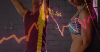 Spor salonunda kettlebell 'e basan erkek ve kadın dambıl kıvırıyor, titreşimli grafikleri başlatıyorlar. Ortaklar, antrenman, güç, stüdyo, ağırlık, tuğla, pencere.