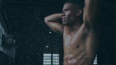 Nefes almaya başla. Spor salonunun camlarında el kaldırarak vites değiştir. Zindelik için hazırlan. Endüstriyel, depo, arka ışıklandırma, kaslı, atletik, karamsar, kirişler