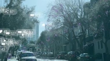 Beyaz tramvay yokuş yukarı çıkarken Ping 'in UI' ye başlaması, rozetlerin büyümesi, mor ipliklerin ilgi göstermesi. Cablecar, urban, street, augmentedreality, overlay, neurural, skyline