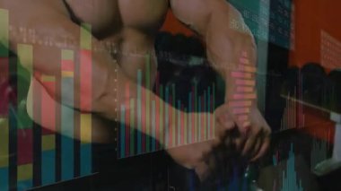 Kettlebell 'i tutan adam, spor salonunda kaldırma hareketini başlatan adam, finans tabloları performansı takip eden adam. Ağırlık, atlet, güç, zindelik, eğitim, odaklanma, kararlılık