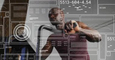 Adam konsolu ayarlıyor, formda kalmak için eliptik ritim tutuyor, HUD izleme ölçümlerini örtüyor. Makine, kardiyo, egzersiz, veri, üst üste, spor salonu, stüdyo