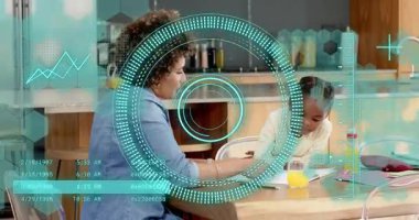 Anne deftere uzanıyor ve kızına mutfakta kurşun kalemle ödev yazması için rehberlik ediyor. Bakıcı, çocuk, eğitim, öğrenim, öğretim, aile, masa