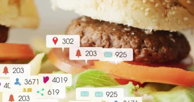 Birinci kareden sonra haber baloncukları beliriyor. Hamburgerin üzerinde çoğalarak vızıltıyı gösteriyor. Hamburger, patates kızartması, yakın plan, masa üstü, canlı, üst üste, simgeler