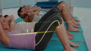 Beş fitness grubu eğitmen işaretini takip ediyor, mavi paspaslar üzerinde mekik çekiyorlar, HUD takip cihazlarını üst üste bindiriyorlar. Stüdyo, sınıf, egzersiz, çekirdek, zemin, gülümseme, odaklanma