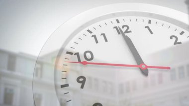 Saat 9 yönünde ilerleyen saat kırmızısı saat 9 yönünde başlıyor. Koyu renk el hareket ediyor, zaman akışını gösteriyor. Zaman aralığı, şeffaf, üstüste, şehir, cephe, mercek, minimalist