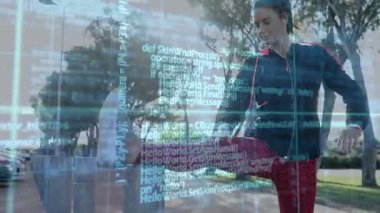 Kadın Bollard 'a ayak kaldırıyor, antreman için bacak kaslarını esnetiyor kod yer değiştiriyor. Fitness, esneklik, denge, park, spor salonu, spor ayakkabıları, kulaklıklar