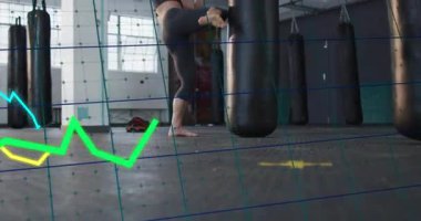 Kadın boksör spor salonuna giriyor, çalışma çantasıyla çalışıyor. Dövüşçü, boks, eldivenler, kardiyo, ayak hareketleri, stüdyo, neon