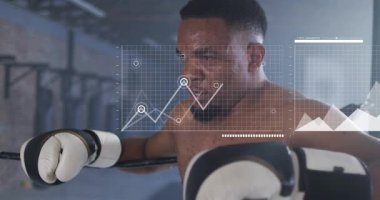 Erkek boksör rauntlar arasında duruyor, halatlara yaslanıyor, eldiven üzerine spor analitiği inşa ediliyor. Sporcu, yüzük, spor salonu, eğitim, odaklanma, yorgunluk, ter