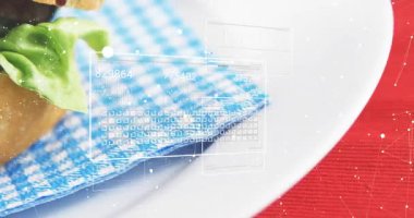 Kamera sağa kayıyor, sandviç katmanları ortaya çıkarırken HUD panelleri malzeme verilerini göstermek için ortaya çıkıyor. Hamburger, markalaşma, enerji, yemek, masa üstü, arayüz, çörek.