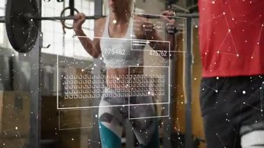 Kadın halteri kavramak için çömelmeye başlıyor ve yüksek çözünürlüklü veri yönlendirme formuyla spor yapıyor. Spor salonu, atlet, gözcü, ağırlık, raf, yüzük, endüstriyel