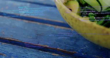 Kamera, yemek verilerini birbirine bağlayan sarı kasenin mavi masa kodunda kaydığını gösteriyor. Stilllife, dish, rustic, woodgrain, kabak, bezelye, mantar