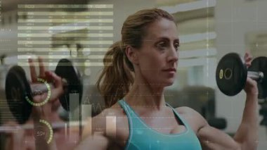Spor salonunda halterlere basan kadın asansör, gövdenin üzerinde HUD çizelgeleri beliriyor ve istatistikleri takip ediyor. Kuvvet, ağırlık, egzersiz, üst üste, analiz, ölçüm, grafikler