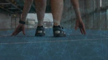 Yetişkin bir bayan koşucu mavi pist üzerinde çömelme alanından kalkıyor. Animasyon ağ işaretleme şeridi antrenman için. Koşu, atlet, hareket, dinamik, spor salonu, gün ışığı, geometrik