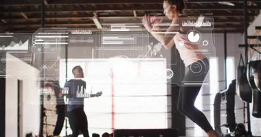 Kadın güç için fitness plyo kutusuna patlamaya başlıyor, adam ip atlıyor, HUD takibi yapıyor. Siluetler, arka ışıklandırma, spor salonu, antrenman, kardiyo, plyometrik, ikili