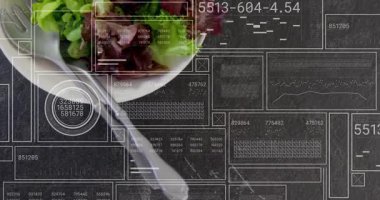 Çatal kaydırma ve çıktıları güncellerken salata kasesinin görünümü, taraması ve analizi HUD örtüşüyor. Tabak, yeşiller, düz tabaka, masa üstü, gösterge paneli, analiz, göstergeler