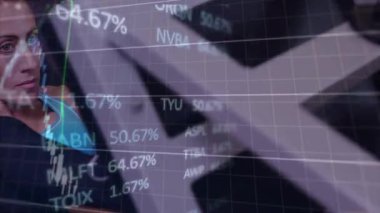 El kavrama kolu ve şeffaf kalpler yer değiştirirken kadın güç için makineye basıyor. Jimnastik, fitness, antrenman, atlet, model, kaplama, grafikler