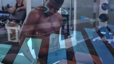 Tişörtsüz adam ağırlık kaldırıyor ve beden eğitimini finans notlarıyla tamamlıyor. Fitness, dayanıklılık, egzersiz, halter, bank, ayna, fitnesscenter