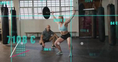 Dişi sporcu, halteri destekleyen, ağırlık kaldıran, koçluk yapan, antrenman ölçümleri büyüyen. Kaldırma, ağırlık, plaka, spor salonu, endüstriyel, kaplama, görselleştirme