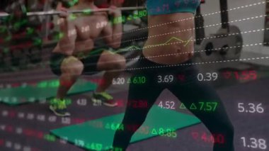 Zamanlayıcı, partnerin fitness devresi kaplaması için çubuğu yüklerken kadının baskı yaptığını gösteriyor. İkili, spor salonu, ağırlık, halter, halter, çömelme, kaldırma