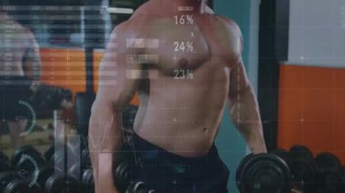 Adam dambılları tutuyor, spor salonunda yükseltiyor, grafikler konuyu örtüyor, verileri tekrar ediyor. Ağırlıklar, fitness, antrenman, egzersiz, ayna, analitik, bilgi grafikleri