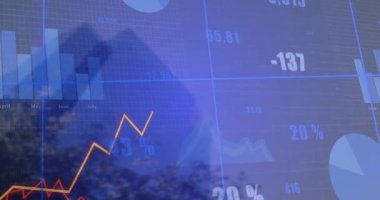 Konsolu güncellemeye başlayan canlı veri beslemesi, turuncu hat tırmanışı, yükselme, piyasa eğilimlerini gösteriyor. Ekran, grafik, çoklu çizgi, eğilim, büyüme, yansıma, gün ışığı