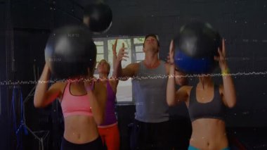 Antrenman ıstakası grubu, top yakalama, spor için çömelme, dalga biçimi senkronizasyonu. Dörtlü, spor salonu, atletler, genel giderler, senkronize, yaşam tarzı, ticari