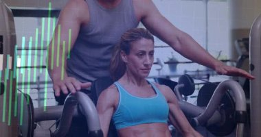 Spor salonunda tutuş ve ağırlık kaldıran bir kadın, antrenör rehberlik eden eller, ilerleme kaydeden parmaklıklar. Güç, eğitim, gözcü, makine, fitnesscenter, odaklanma, motivasyon