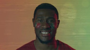 Kapalı gülümsemeden, kamerada gülmeye, yüz makyajına reklâm arızasına geçiş yapan bir adam. Portre, yakın plan, duotone, gradyan, kırmızı, makyaj, neşe