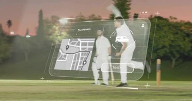 Bowlingci koşuyor ve alacakaranlık kriket sahasında AR panelinde harita, minibüs, iz sürme teslimatı gösteriyor. Açık hava, akşam, çimen, spor, ışıklar, takım çalışması, hud