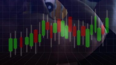 Canlı yayın üzerine canlandırılmış şamdan şeması, dalgalanan ve erkek yüzünü gösteren, finans eğilimini gösteren. Görselleştirme, üst üste koyma, veri, piyasa, hisse senetleri, ızgara, perspektif